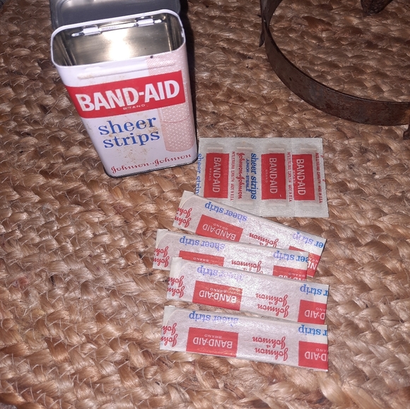 Vintage Johnson & Johnson Bandaid tin - Picture 6 of 7